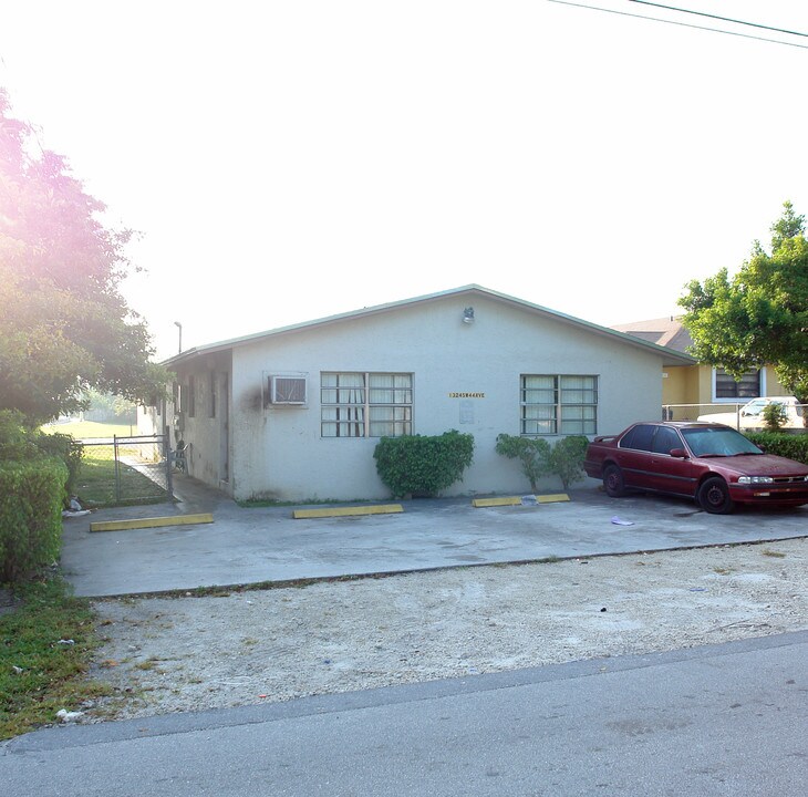 1324 SW 44th Ave in Fort Lauderdale, FL - Building Photo