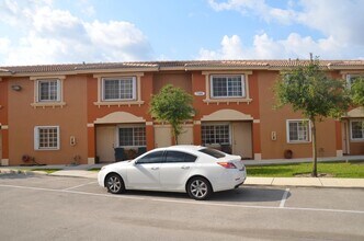 7121 NW 174th Terrace in Hialeah, FL - Building Photo - Building Photo