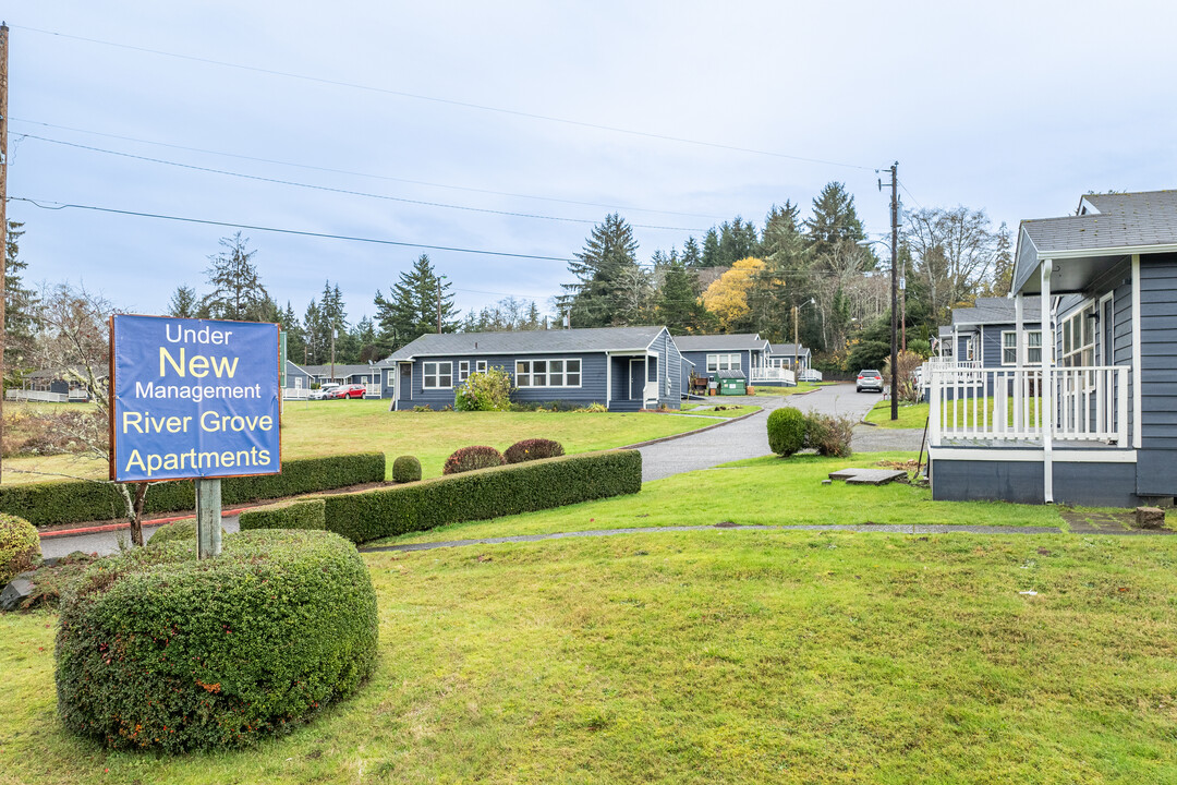 River Grove in Astoria, OR - Foto de edificio