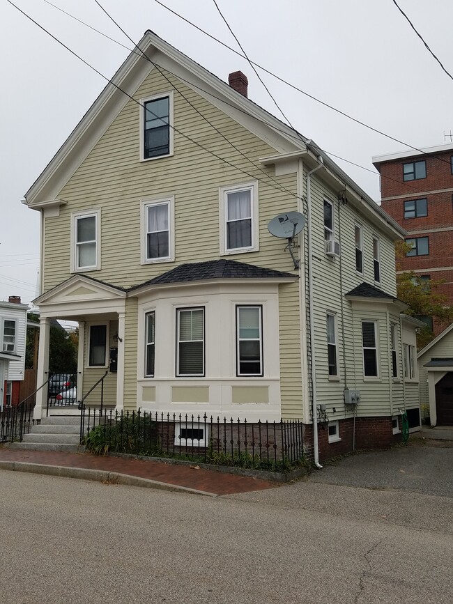 19 Rogers St, Unit downstairs in Portsmouth, NH - Foto de edificio - Building Photo