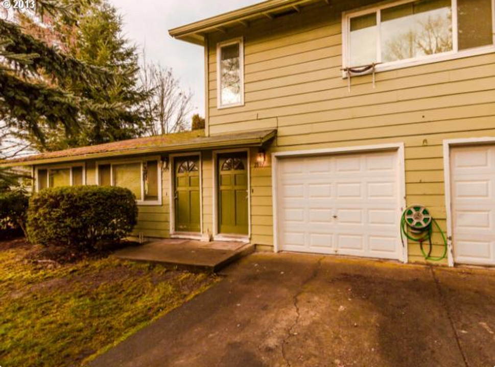 2897-2899 Applewood Ln in Eugene, OR - Building Photo