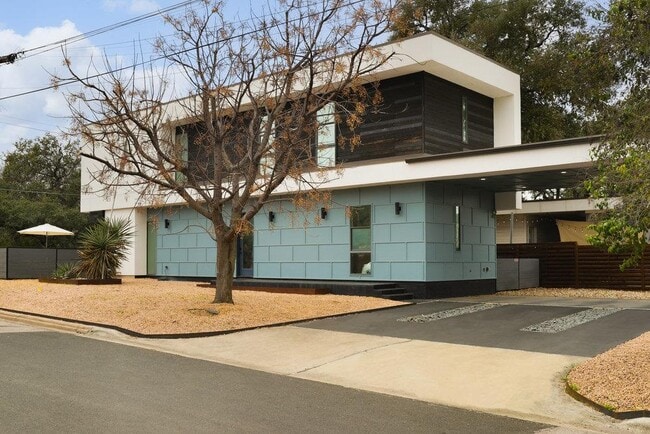 property at 900 W Live Oak St