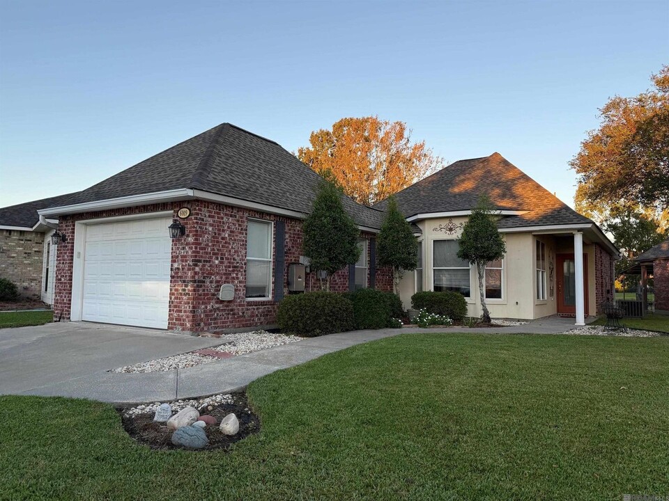 5379 Courtyard Dr in Gonzales, LA - Building Photo