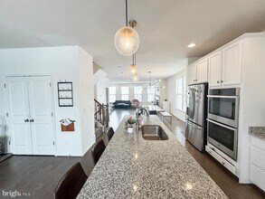 42462 Dogwood Glen Square in Sterling, VA - Building Photo - Building Photo