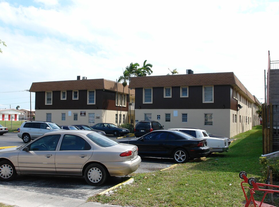 Fillmore Gardens LLC in Hollywood, FL - Building Photo
