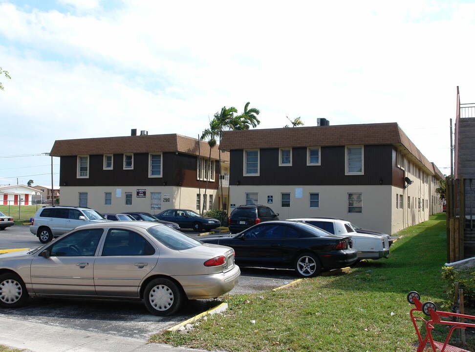 The Garden Apartments in Hollywood, FL - Building Photo