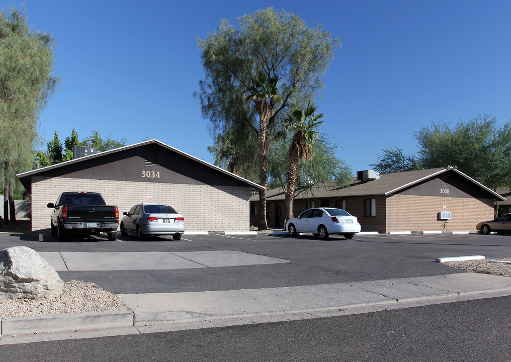 Yale Court in Phoenix, AZ - Building Photo