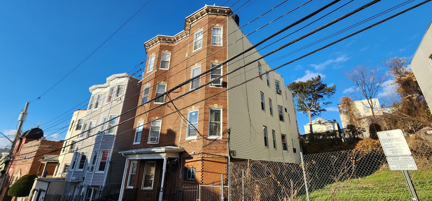 91 Ash St in Yonkers, NY - Building Photo