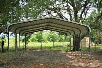 4419 Brast Rd in Sealy, TX - Foto de edificio - Building Photo