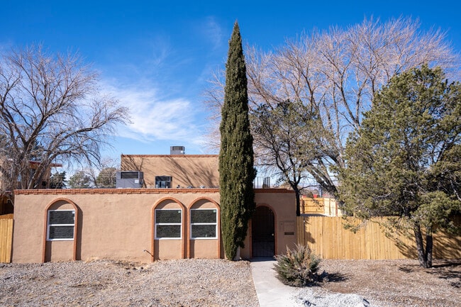 1233 Chelwood Park Blvd NE, Unit D in Albuquerque, NM - Building Photo - Building Photo