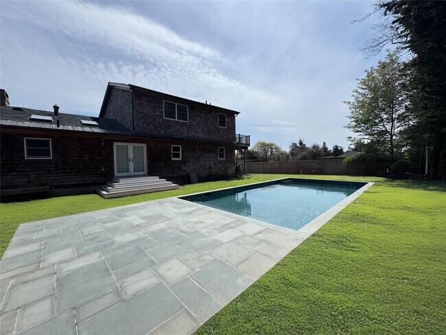 20 Alanson Ln in Hampton Bays, NY - Foto de edificio - Building Photo