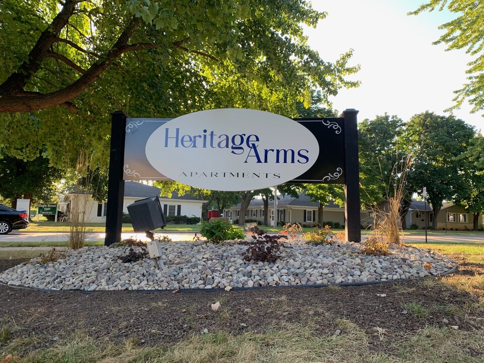 Heritage Arms Apartments in Oshkosh, WI - Foto de edificio