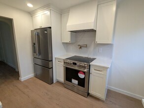 1323 Cheshire Ln in Webster Groves, MO - Foto de edificio - Building Photo