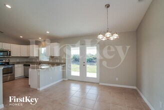 12087 Helios Ave in Port Charlotte, FL - Foto de edificio - Building Photo