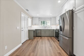 11682 Reagan St in Los Alamitos, CA - Foto de edificio - Building Photo