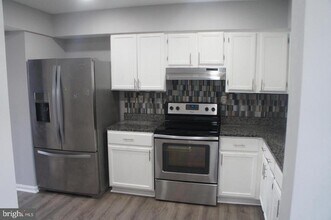 5814 Holly Springs Dr N in Capitol Heights, MD - Building Photo - Building Photo