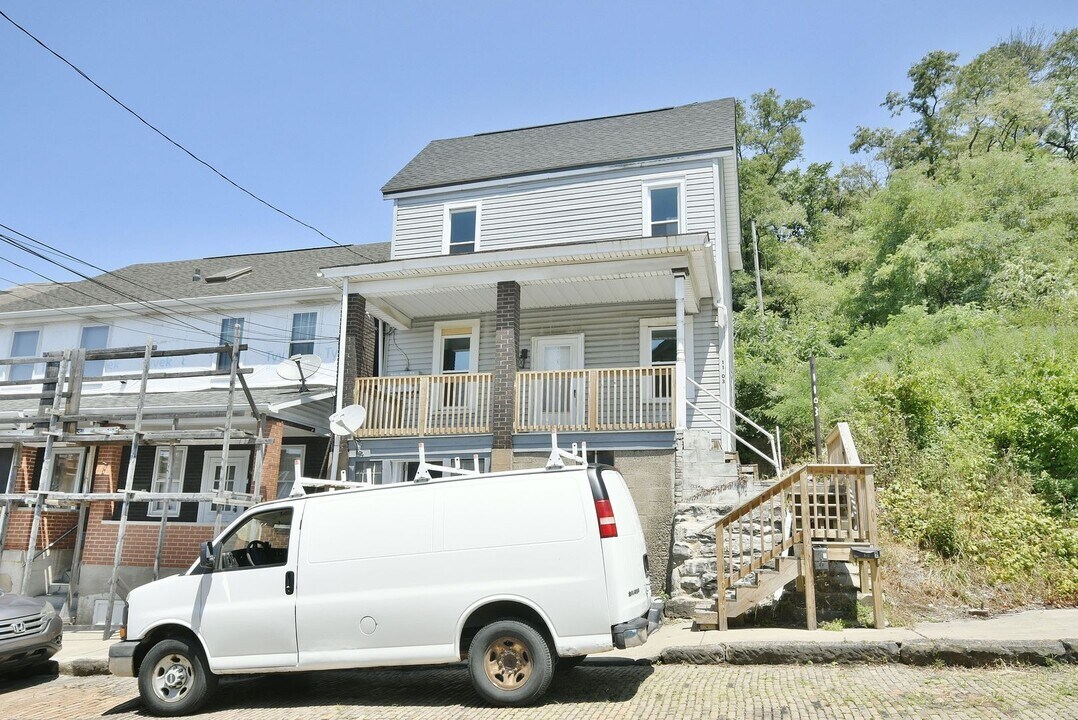 1103 Crosby St in Braddock, PA - Building Photo
