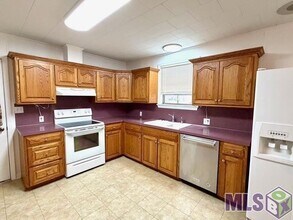 43063 Black Bayou Rd in Gonzales, LA - Building Photo - Building Photo