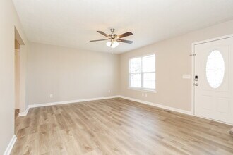 1106 Gardendale Dr in Murfreesboro, TN - Foto de edificio - Building Photo