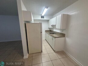 460 Sunshine Dr in Coconut Creek, FL - Building Photo - Building Photo
