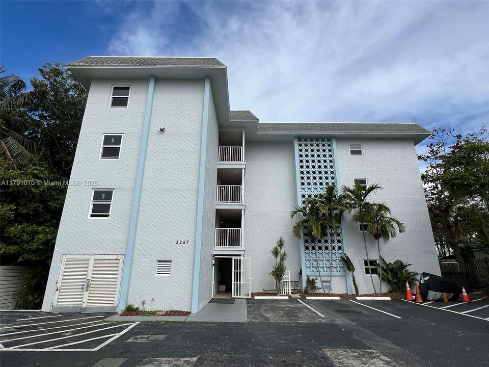 3257 NE 13th St in Pompano Beach, FL - Building Photo
