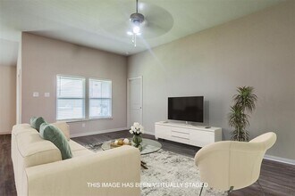 19613 Andrew Jackson St in Manor, TX - Foto de edificio - Building Photo