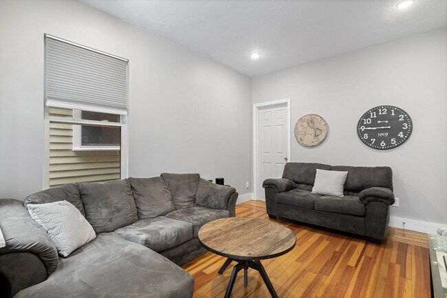 181 W 5th St, Unit 1 in Boston, MA - Building Photo - Building Photo