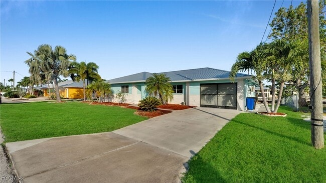 2758 Bruce St in Matlacha, FL - Building Photo - Building Photo