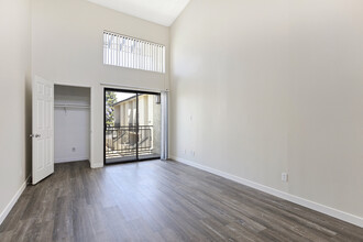 Chatsworth Plaza Apartments in Chatsworth, CA - Building Photo - Building Photo