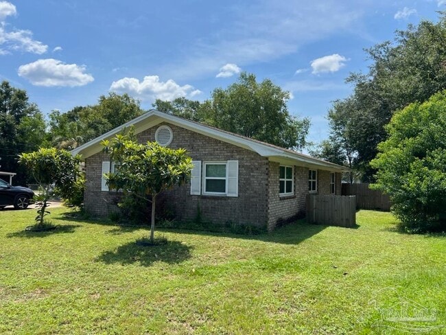 5574 Vega Dr in Milton, FL - Building Photo - Building Photo
