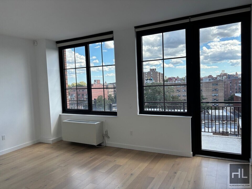 NORTHERN BOULEVARD in Queens, NY - Building Photo