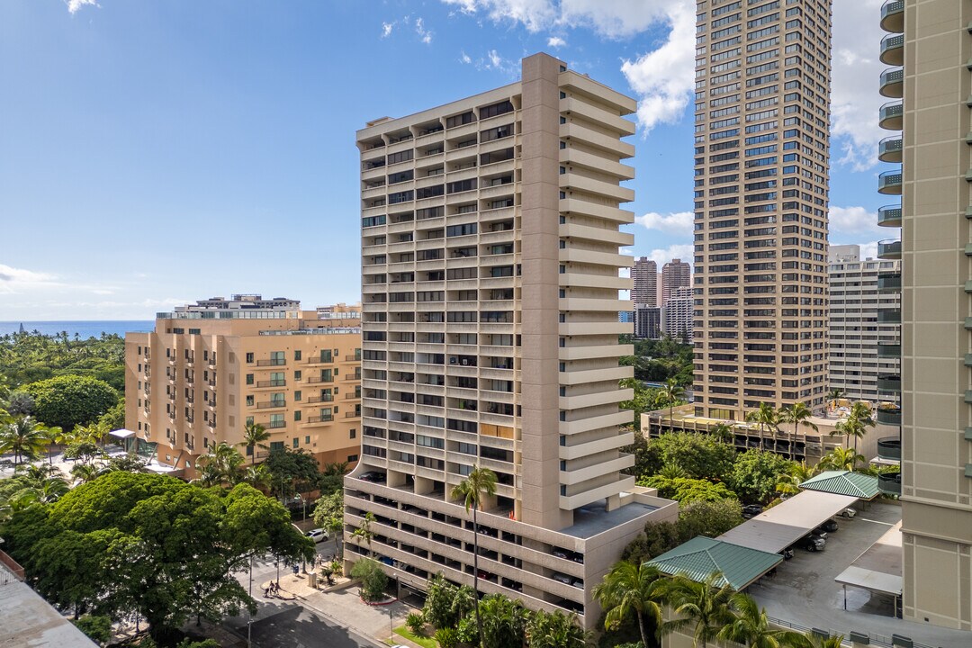La Casa in Honolulu, HI - Building Photo
