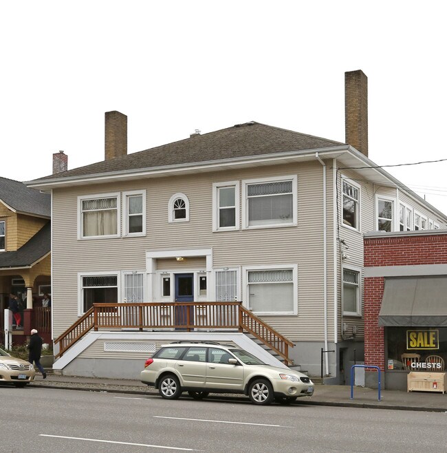 812-818 NE Broadway St in Portland, OR - Building Photo - Building Photo
