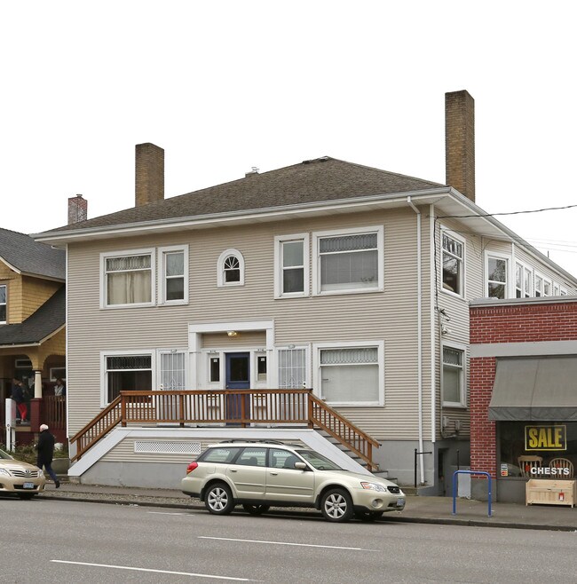 812-818 NE Broadway St in Portland, OR - Building Photo - Building Photo