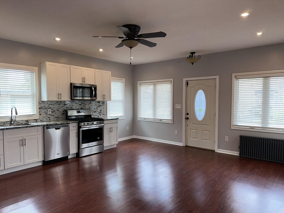 220 Lafayette Ave, Unit Unit B in Lyndhurst, NJ - Building Photo