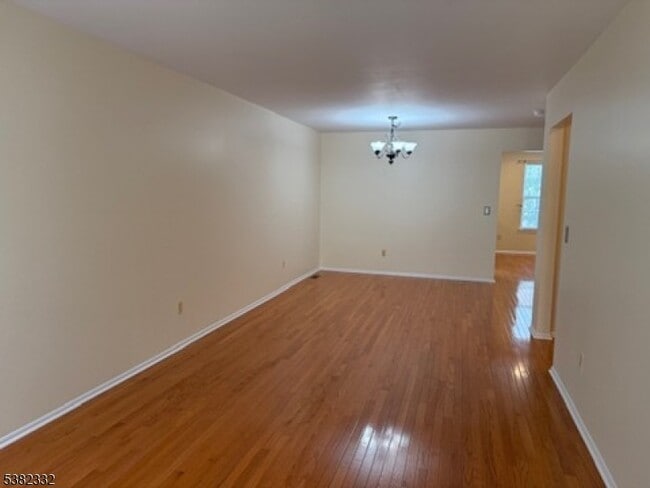 8 Bateman Way in Hillsborough Township, NJ - Building Photo - Building Photo