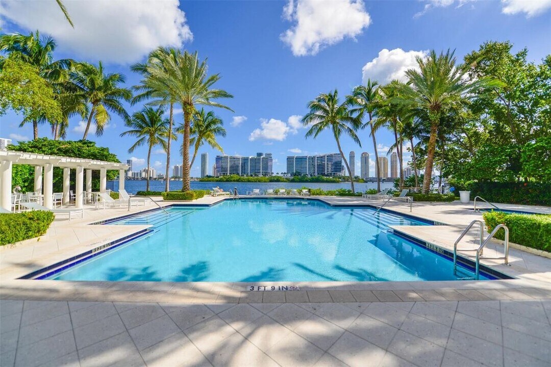 3245 NE 184th St in North Miami Beach, FL - Foto de edificio