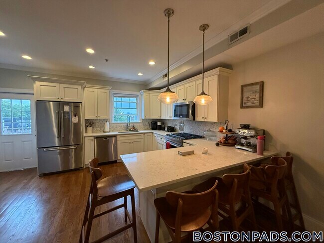 323 W Fourth St in Boston, MA - Building Photo - Building Photo