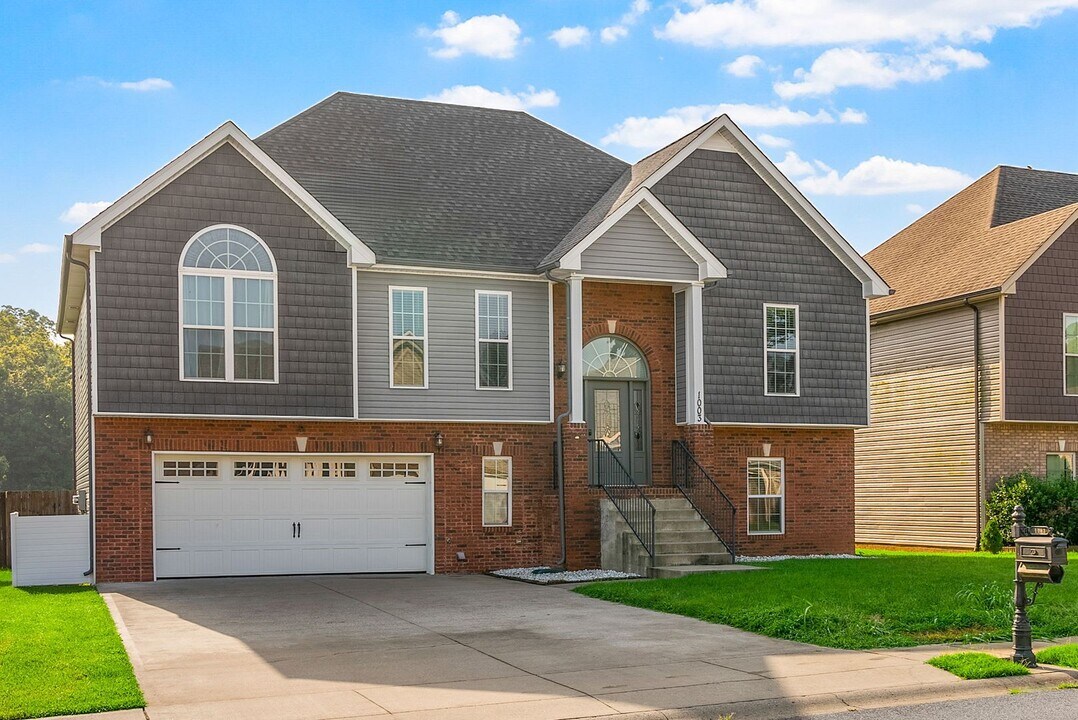 1003 Garner Hills Dr in Clarksville, TN - Building Photo