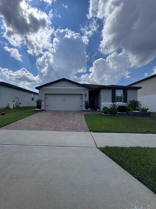 1424 Saguaro St in Davenport, FL - Building Photo