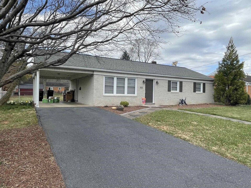 303 W View St in Bridgewater, VA - Building Photo