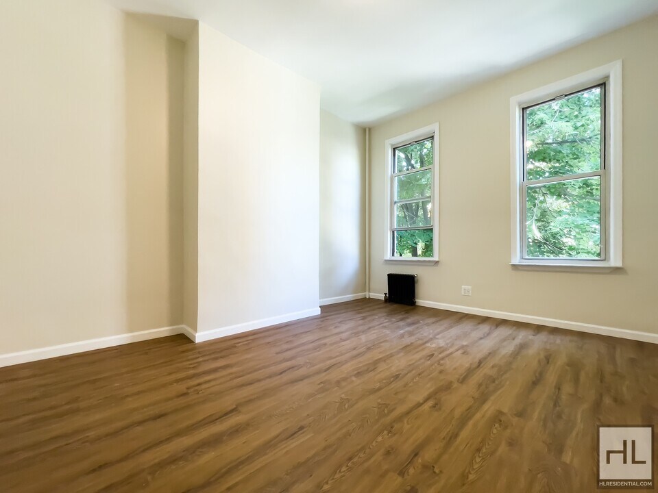 16 Diamond St-Unit -2R in Brooklyn, NY - Building Photo