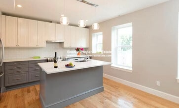 30 Montebello Rd, Unit 3 in Boston, MA - Foto de edificio - Building Photo