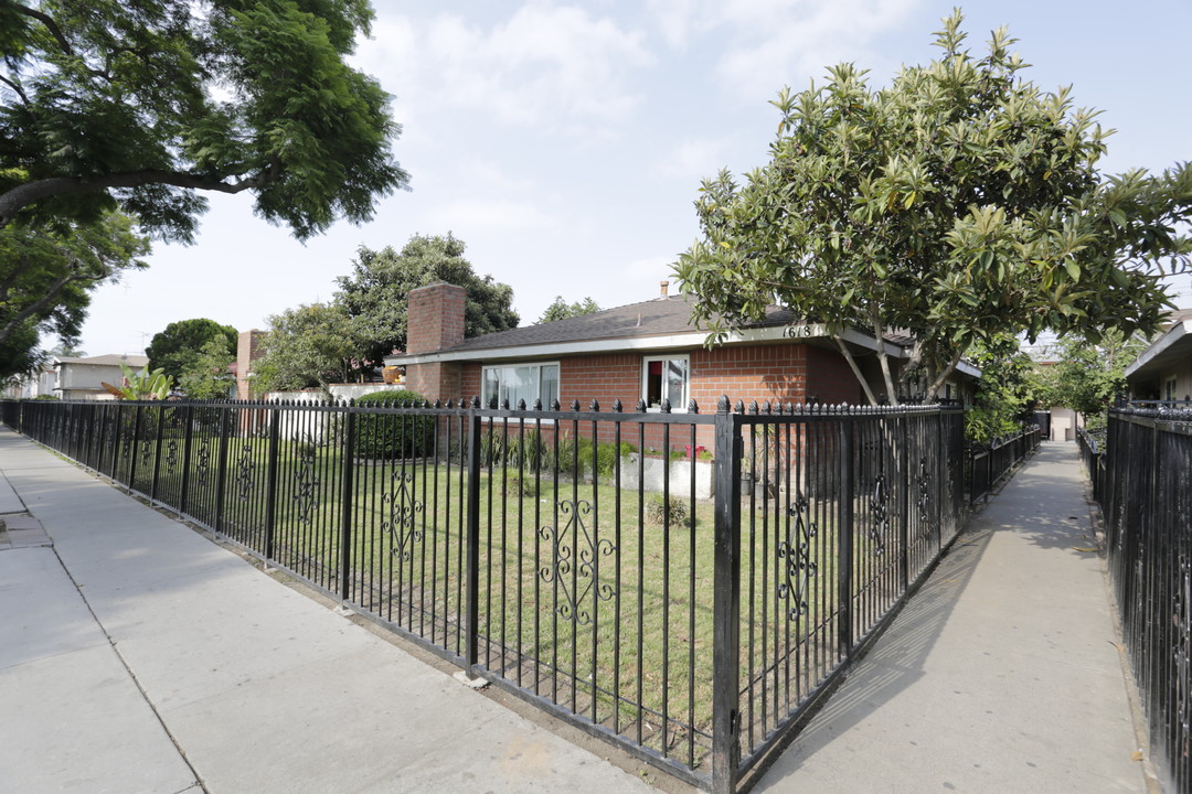 Evergreen Apartments in Santa Ana, CA - Building Photo