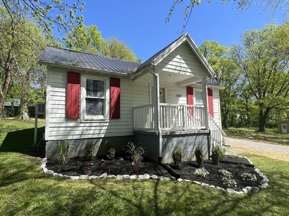 1006 Adair St in Columbia, TN - Foto de edificio