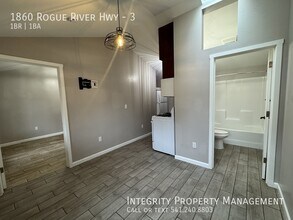 1860 Rogue River Hwy in Grants Pass, OR - Building Photo - Building Photo