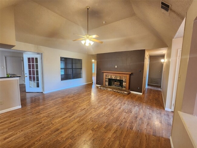 7009 Christina Ln in Garland, TX - Foto de edificio - Building Photo