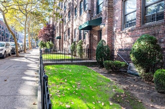 4616 43rd Ave in Sunnyside, NY - Building Photo - Building Photo