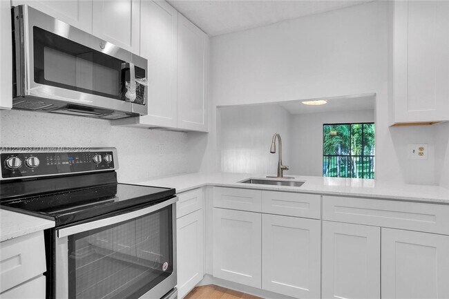 9202 NW 1st St, Unit 206 in Pembroke Pines, FL - Building Photo - Building Photo