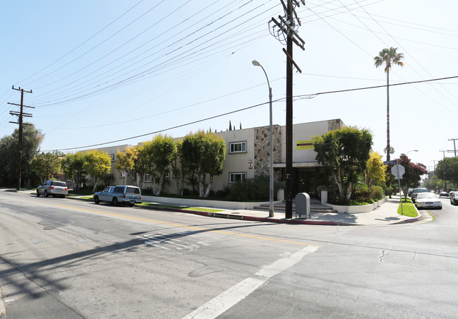 7000 Etiwanda Apartments in Reseda, CA - Foto de edificio - Building Photo